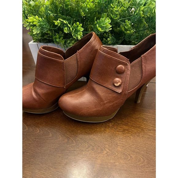 Cute woman’s heel booties size 7.5 - Picture 2 of 5